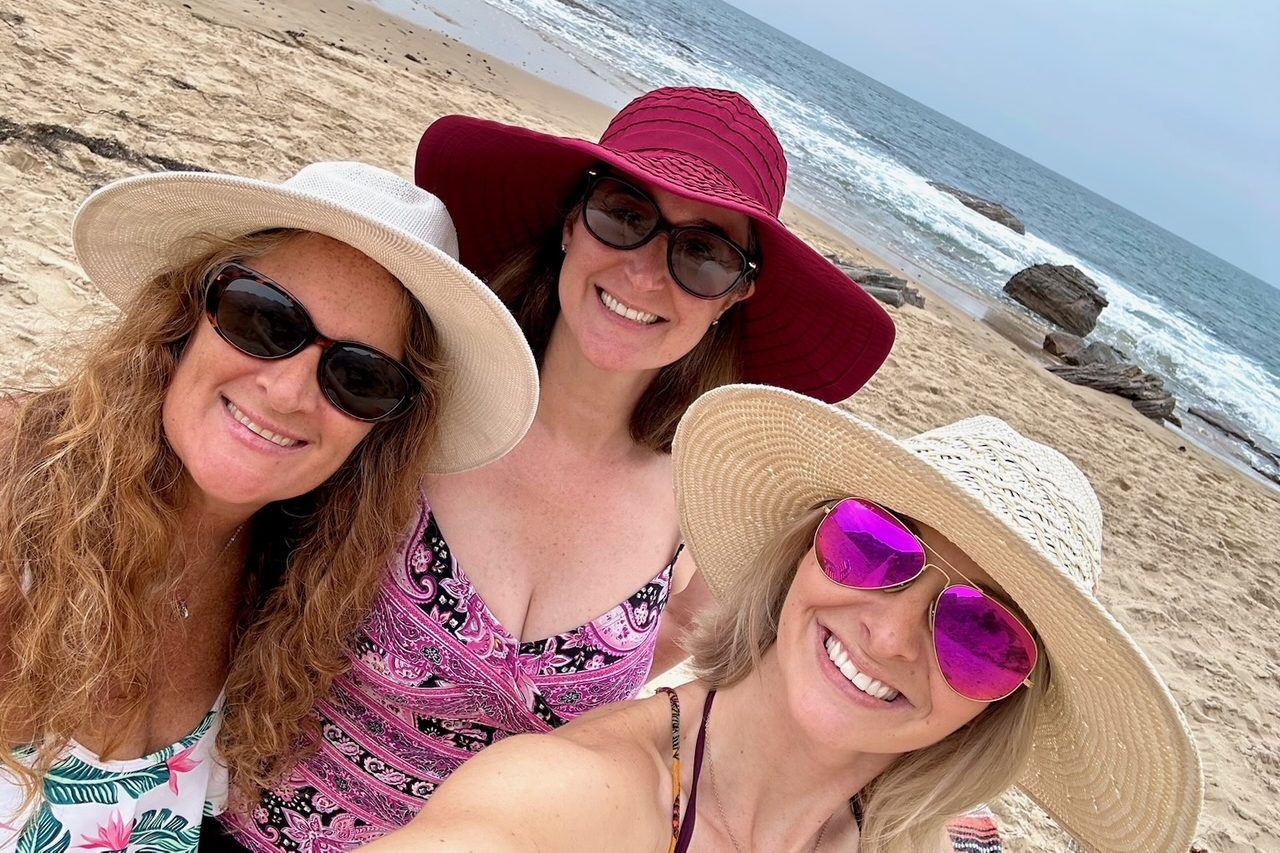 Jennifer and two friends taking a selfie on the beach.